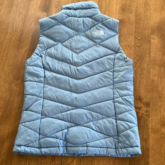 North face 550 vest light blue, XS, gently used condition. - Picture 4 of 8